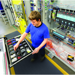 Cushion-Stat - covoraș de descărcare electrostatică Dyna-Shield 825 Notrax, Negru-Galben, 91 x 18.3 m Cushion-Stat - covoraș de descărcare electrostatică Dyna-Shield 825 Notrax, Negru-Galben, 91 x 18.3 m