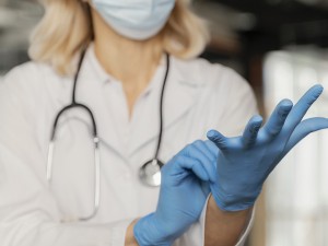 Produse și echipamente pentru protecție și igienă: mănuși, halate, combinezoane și dezinfectanți