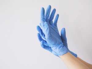 Mănuși de unică folosință și echipamente de protecție individuală