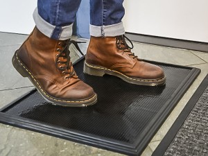 Covorașele dezinfectante opresc microbii la intrare